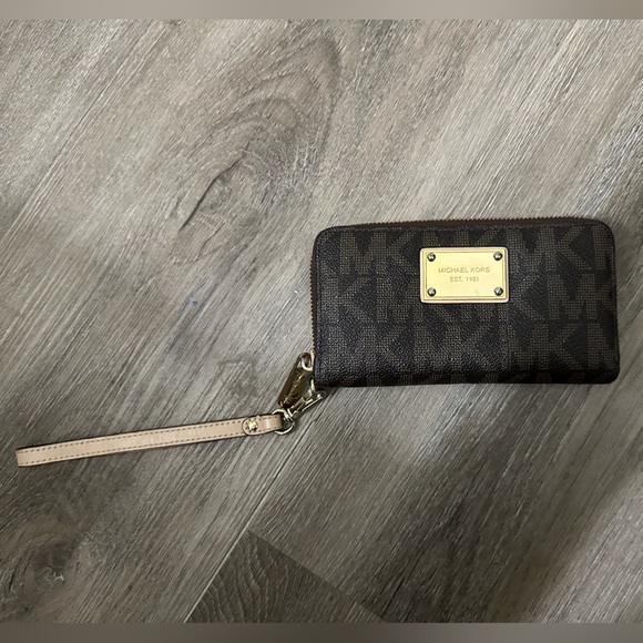 RARE Michael Kors Jet Set Item Tech Continental Logo Wristlet Wallet - Picture 2 of 5